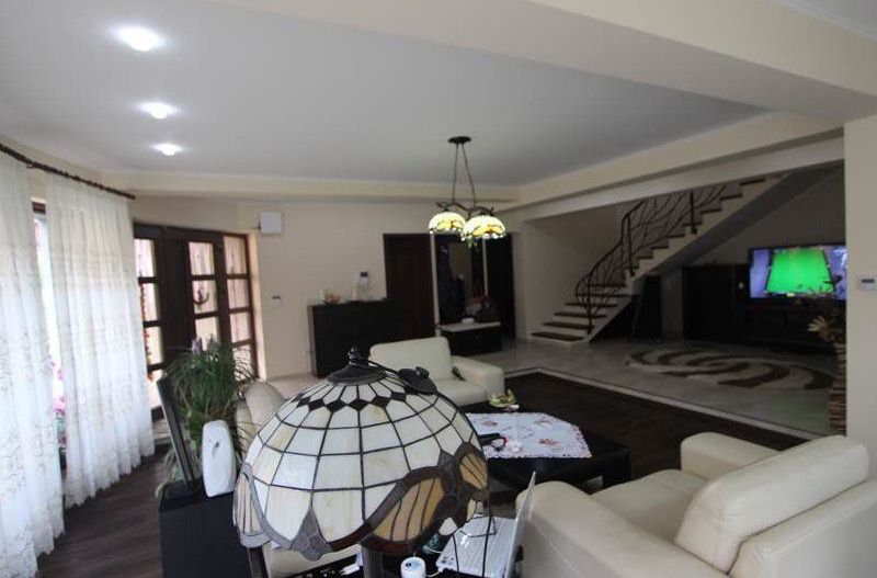 Casă / Vilă cu 6 camere de vânzare în zona Mehala - Poză 2