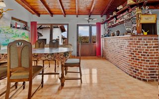 Vilă cu 6 dormitoare, 2 garaje, anexe multiple - 2076 mp teren - Poză 7