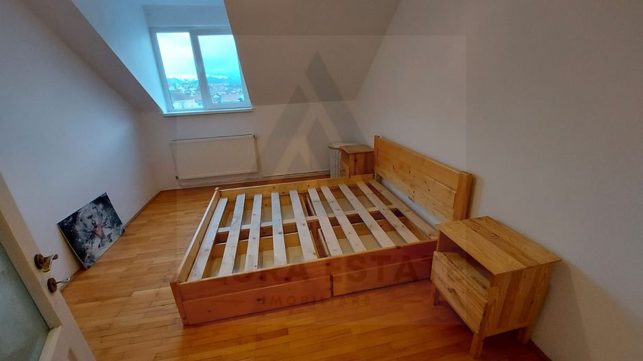 Apartament renovat tip mansarda pivnita si parcare privata in Strand - Poză 4