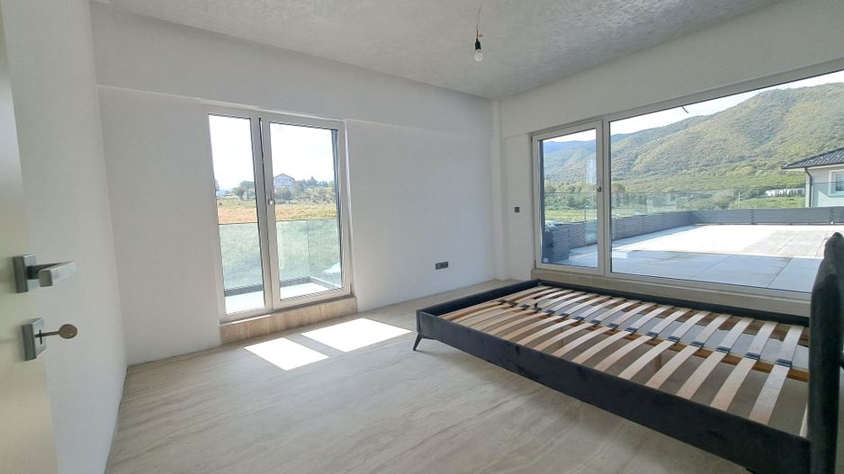 Casa cu piscina interioara si priveliste catre Cetatea Cisnadioarei - Poză 17