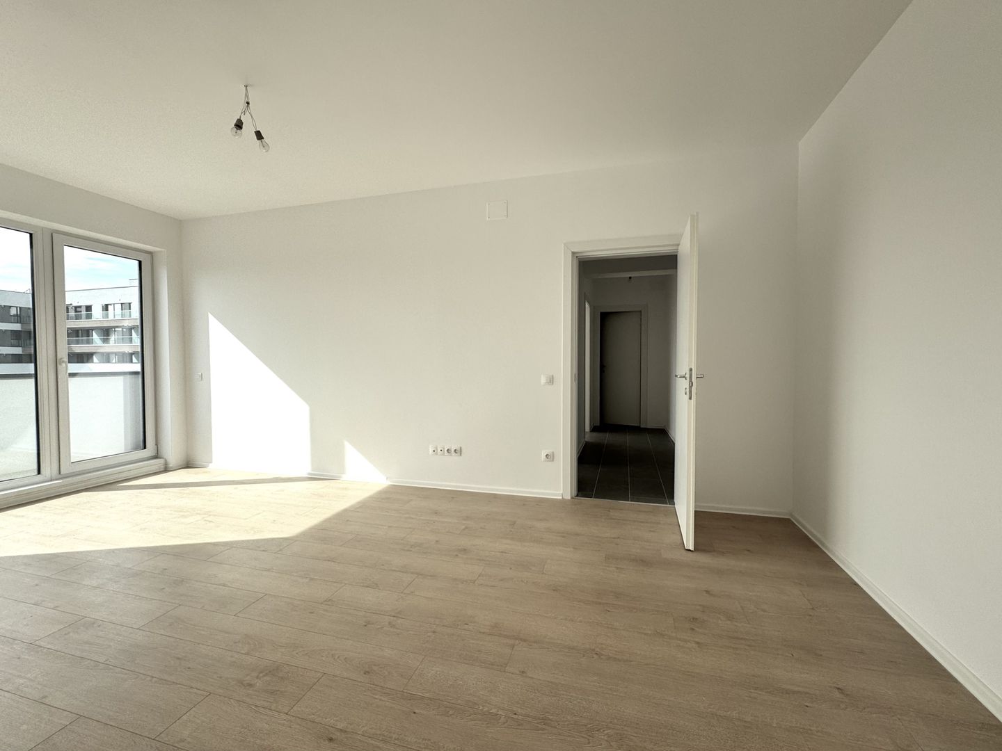 3 camere. Bucătărie închisă. Vedere panoramică. Reper Mall Colosseum - Poză 3