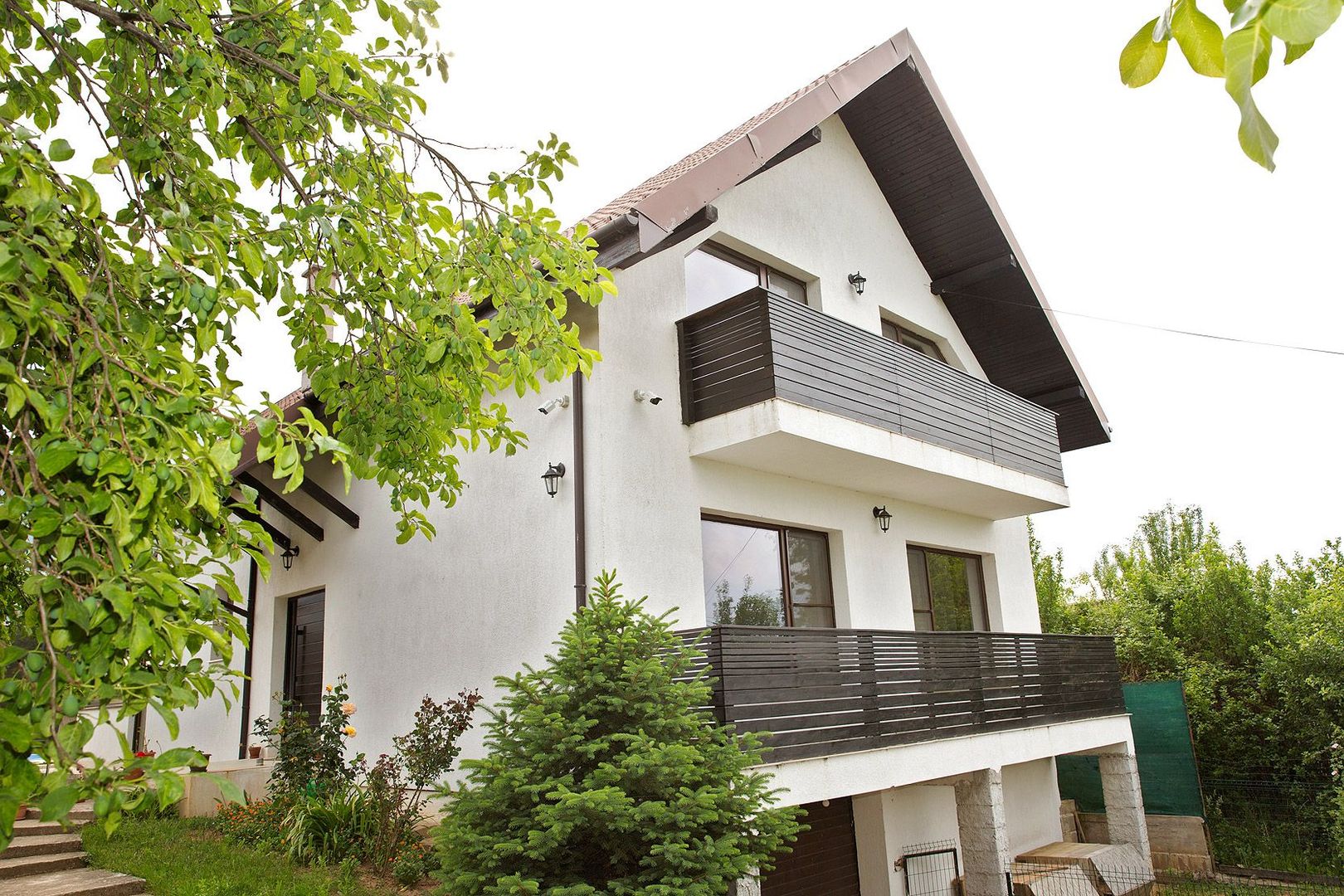 Vilă cu 5 dormitoare, 4 băi, 2 248mp teren, piscină. Preț: 229 000 Eur - Poză 1