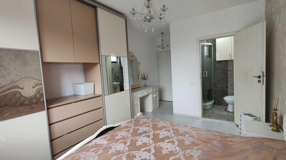 Apartament 3 camere/Două bai/curte proprie și parcare - Poză 3