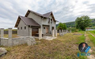 Vilă spațioasă cu vedere la pădure, la doar 15 minute de Bacău! - Poză 1