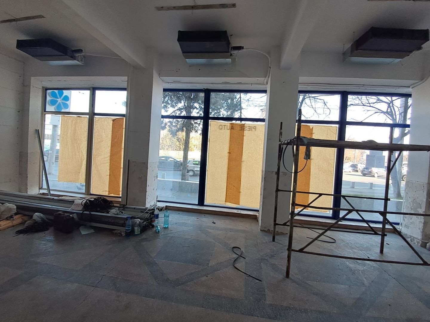 Spatiu comercial vitrina de 20 M - Metrou Eroii Revolutiei S143 - Poză 26