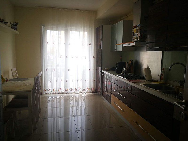 Apartament spatios cu bucatarie 15 mp 1/3, dec, Cosmopolis, mobilat partial - Poză 3