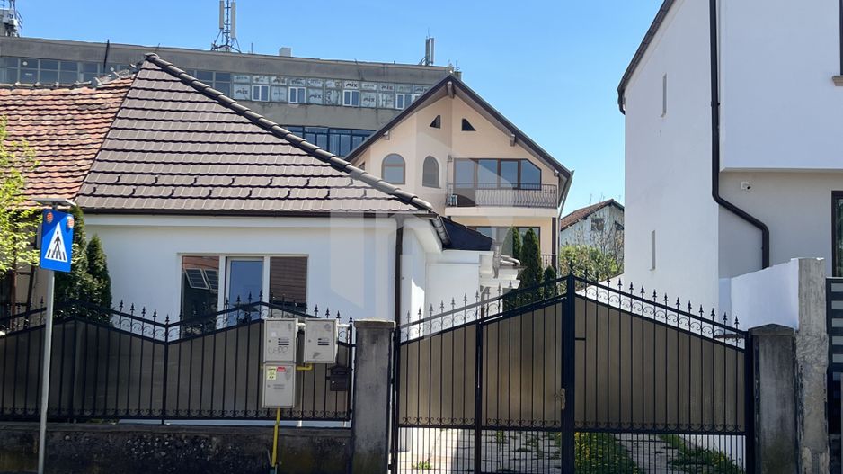 De vanzare casa renovata- 2 cladiri- Zona Moldoveanu-- 400 mp utili - Poză 2