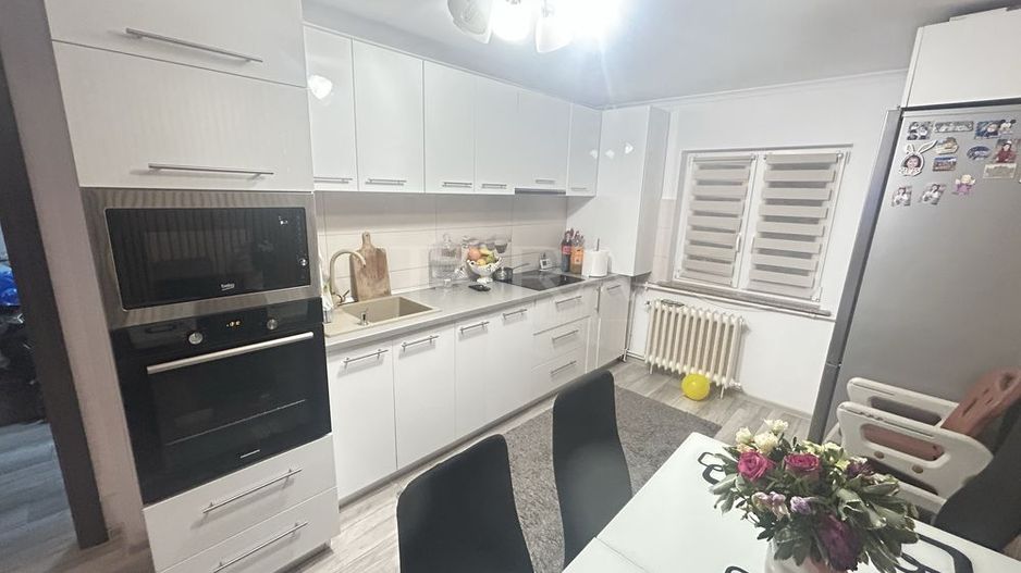 Apartament 3 camere decomandat, zonă accesibilă și bine conectată. - Poză 2