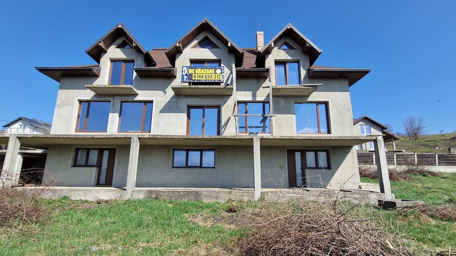 Vand vila la rosu cu teren 2700mp - Poză 1