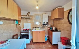 Vanzare casa cu teren 1800 mp, Pitesti str Bananai, la intrare - Poză 8