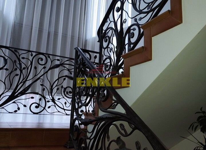 Vila 5 camere , zona Petru Rares -demisol+parter+etaj , pret negociabil ! - Poză 1