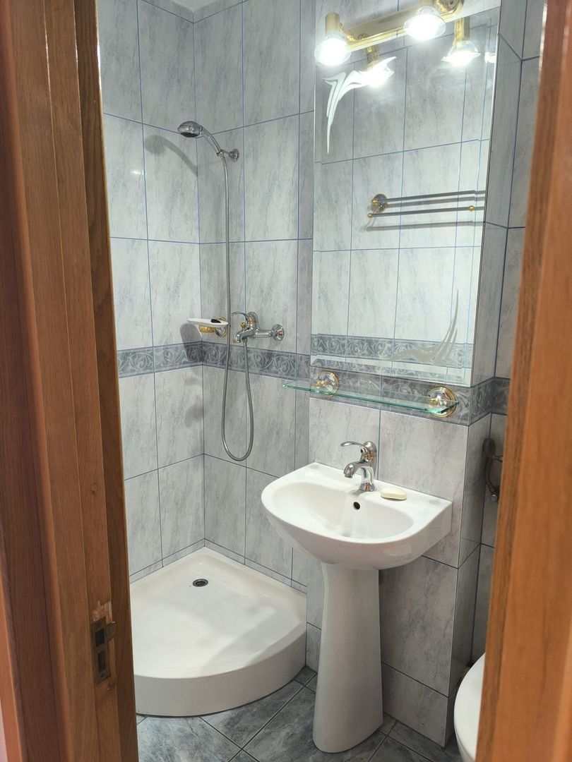De Inchiriat Apartament 4 camere Nemobilat Piata Unirii Metrou - Poză 14