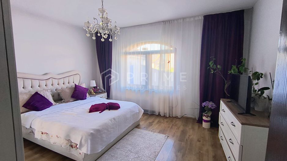 Casa perfectă pentru familie – curte, foișor cu grătar și garaj triplu - Poză 14