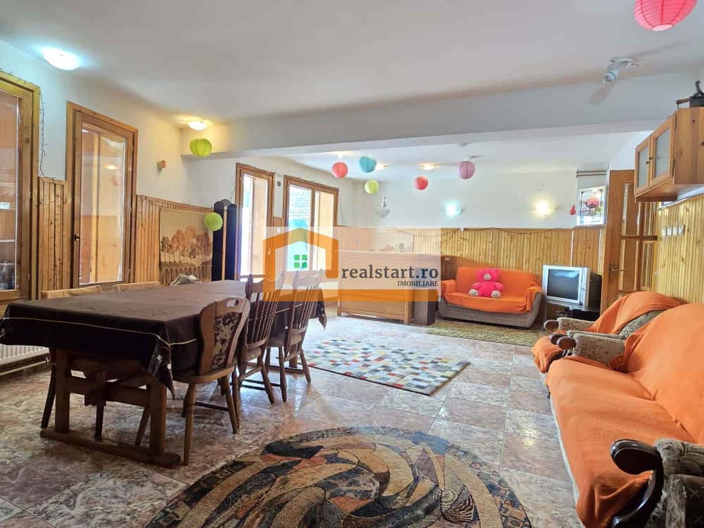 Vedere padure, panouri solare si fotovoltaice, pompa de caldura,  semineu - Poză 34