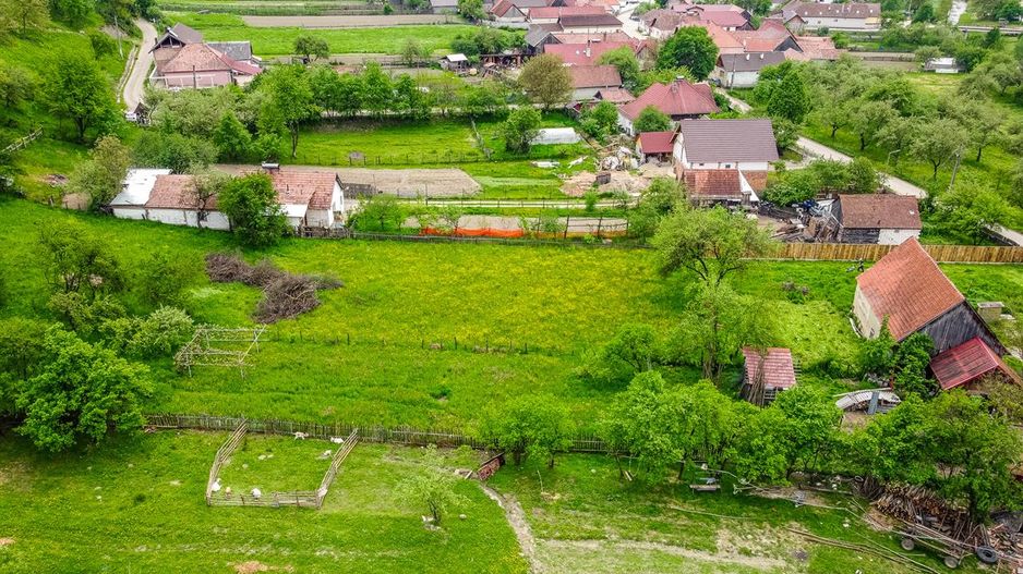 Casa traditionala + 8.500 mp teren, intravilan, Sinca Noua, Brasov - Poză 1