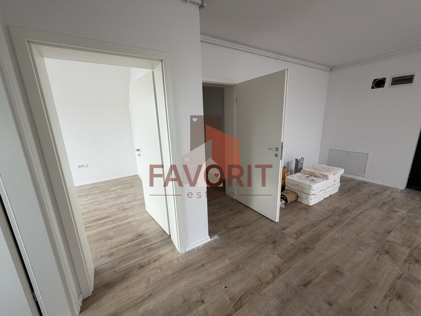 Spatios. Bucatarie inchisa. 2 balcoane. - Poză 13