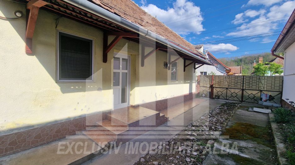 Casa de vanzare | 100 mp | 1048 mp teren | Ciugud - Poză 1