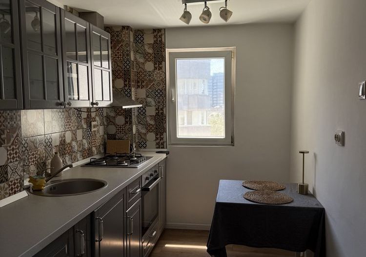 APARTAMENT  RENOVAT COMPLET MOBILAT METROU ZONA PIATA VICTORIEI - Poză 4
