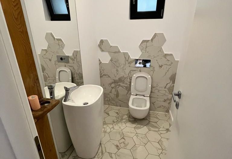 Locuinta moderna spatioasa cu garaj - Poză 26