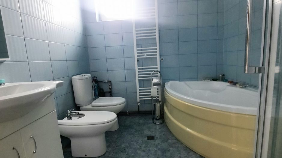 Apartament frumos si renovat cu garaj - zona Medicina - Poză 19