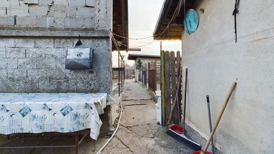 Casa modesta, 2500 mp teren, Domnesti - Poză 13