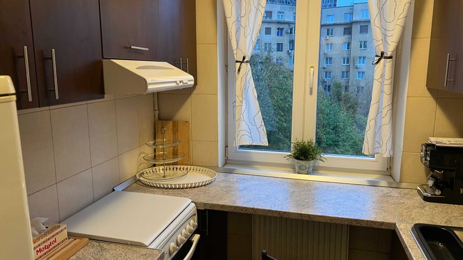 Apartament superb 2 camere, de închiriat, Piața Romană, balcon, vedere spre parc - Poză 5