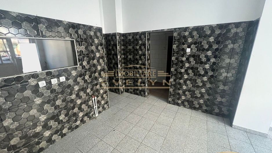 De Vanzare Spatiu Comercial, Zona Imparat Traian ( la 2 min. de MALL ), pret 81000 euro negociabil - Poză 1