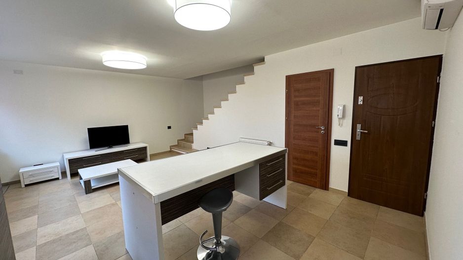 Apartament cu 3 camere de închiriat Dumbravita - Poză 1