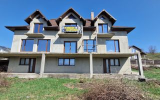 Vand vila la rosu cu teren 2700mp - Poză 1