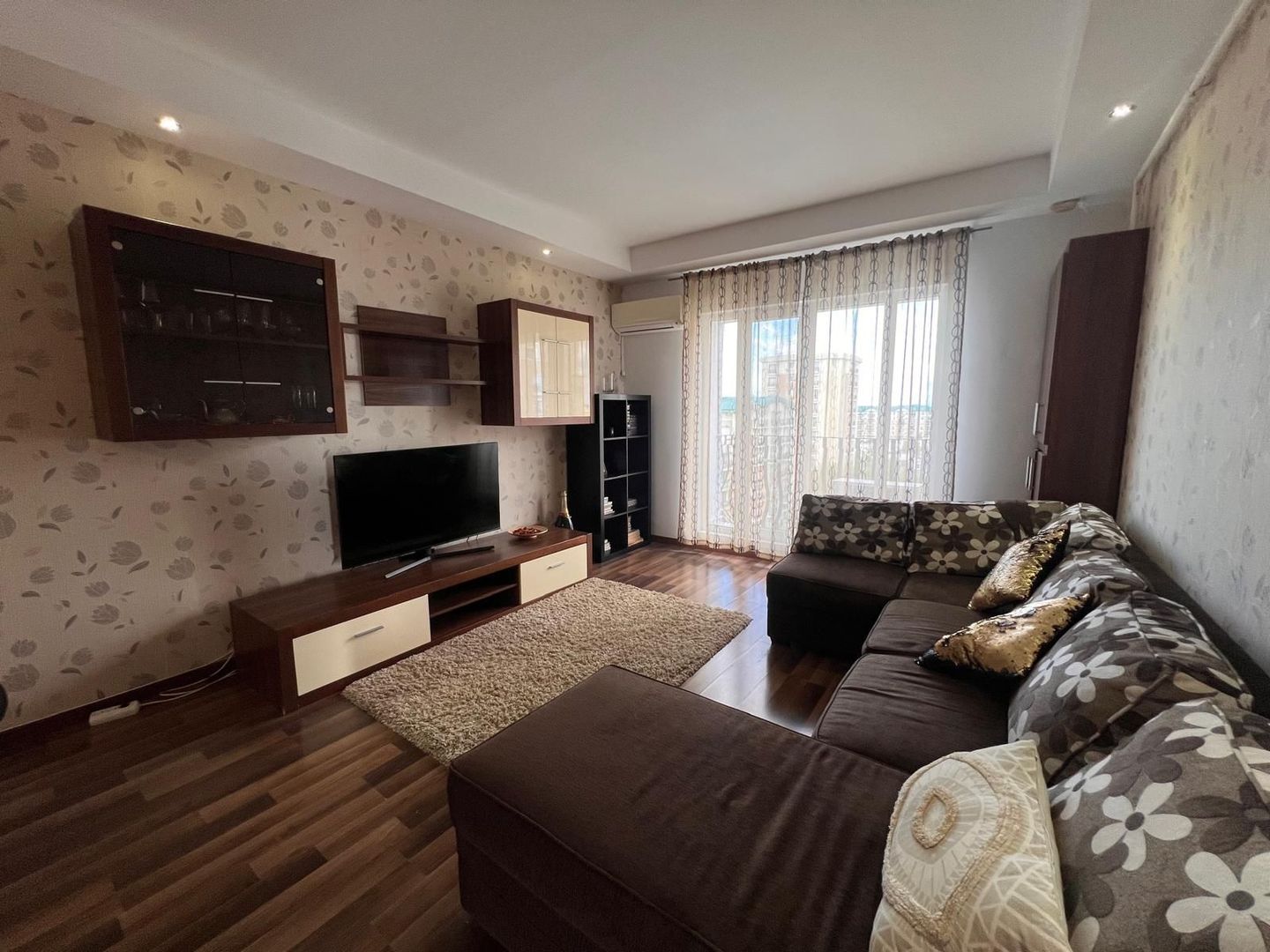 Apartament cu 3 camere de inchiriat Cosmopolis - Poză 1