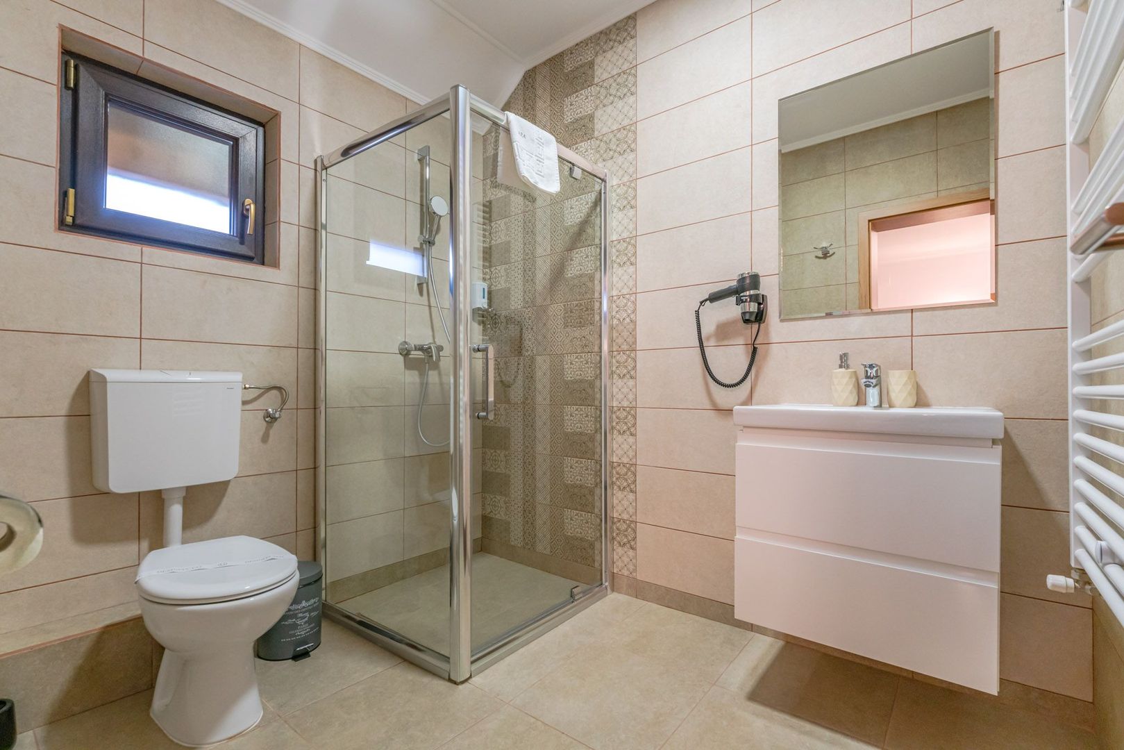 Pensiune Râșnov, 13 camere plus locuință proprietar, zonă Cetate - Poză 35