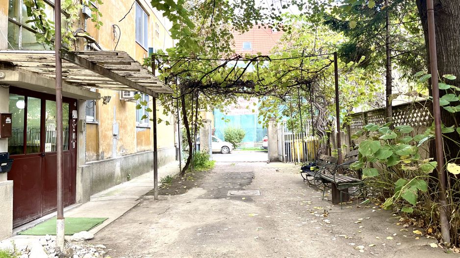 Tur virtual- 2 camere, primitor si luminos, cu garaj, in zona Centrala - Poză 28