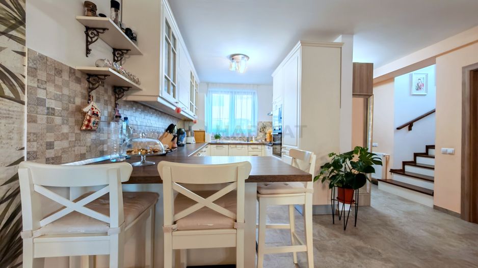 Prima inchiriere, vila cocheta, cu accente exotice - Poză 17