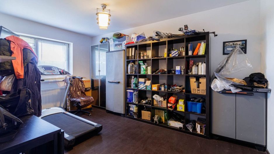 Clădire Modernă, Ideală pentru Locuință sau Afacere, cu Terasă Panoramică - Poză 17