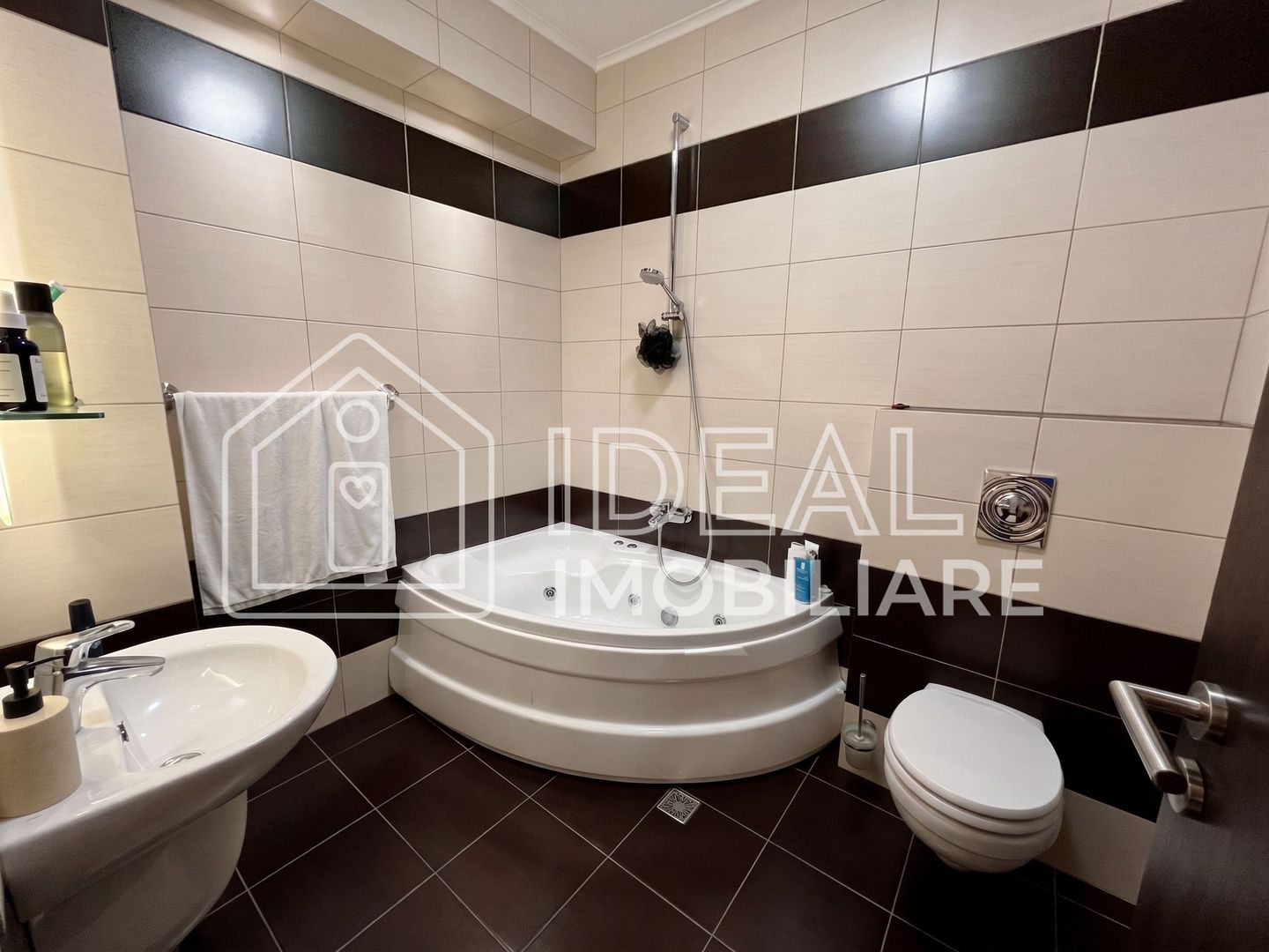 Apartament 3 camere cu balcon generos, parcare și pivniță – Turnișor - Poză 10