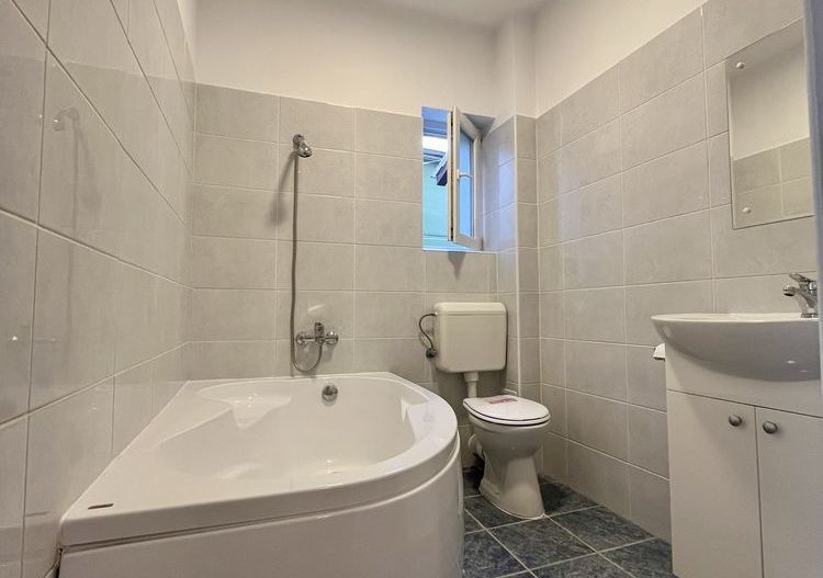 Garsonieră 45 mp cu grădină proprie, centrală, bloc tip vilă - Poză 3