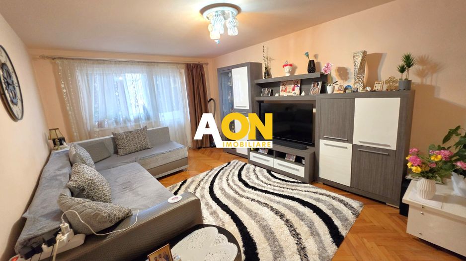 Apartament 3 camere, 2 bai, decomandat, etaj 3, Cetate, zona Stadion - Poză 1