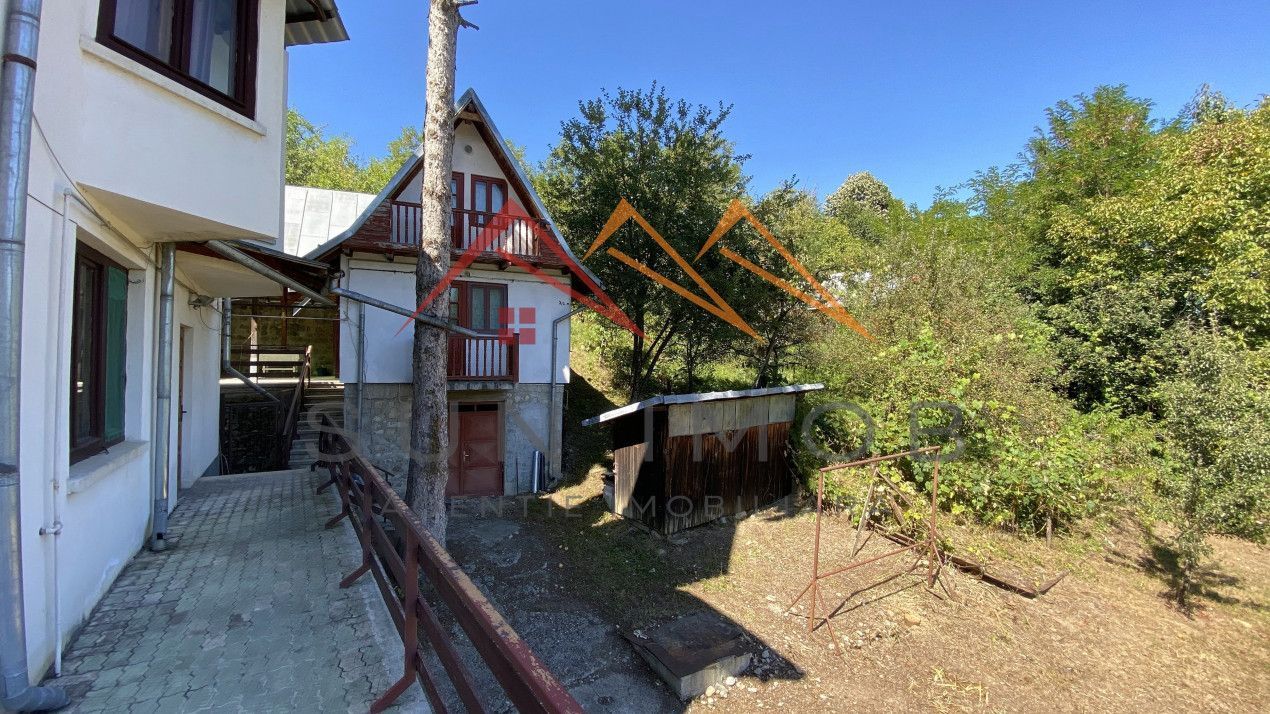 Vila de vanzare, teren 3100 mp, 7 camere, 6 grupuri sanitare, 3 CT, an 1997 - Poză 57