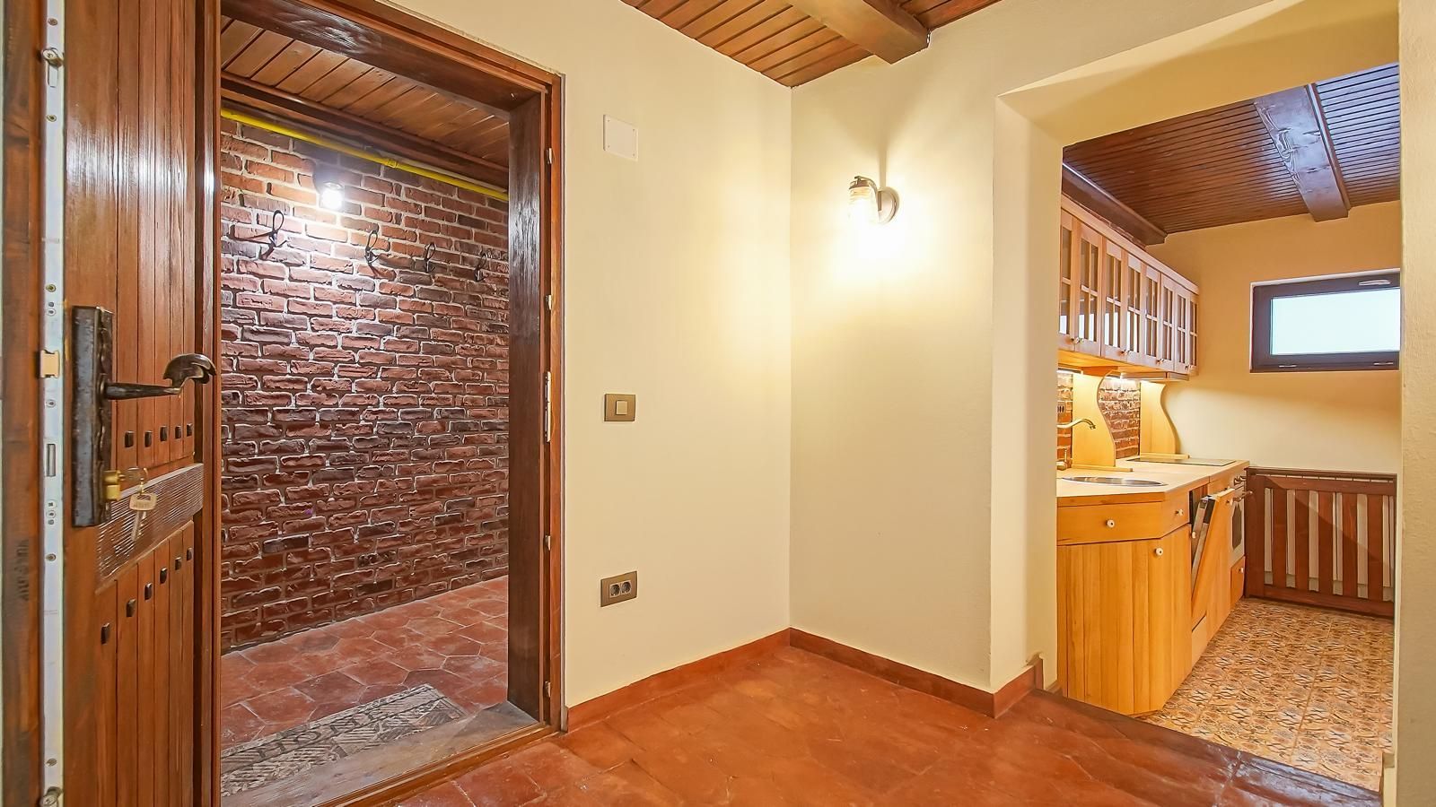 Casa de vanzare in centrul Brasovului - curte privata si pivnita - Poză 7