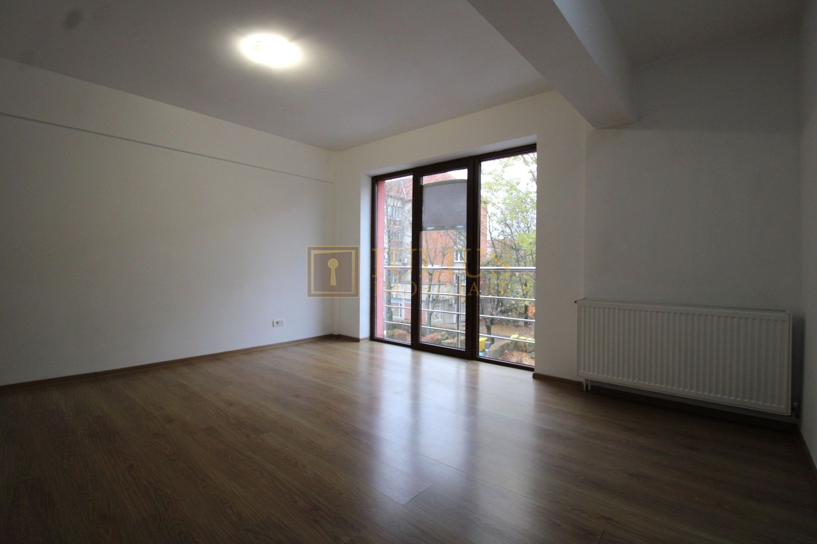 8 incaperi, 2 bai, centrala proprie, 3 locuri de parcare; Lipovei. - Poză 11