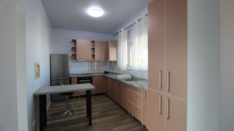 Casa cu 3 camere, locuri de  parcare, curte - Poză 12