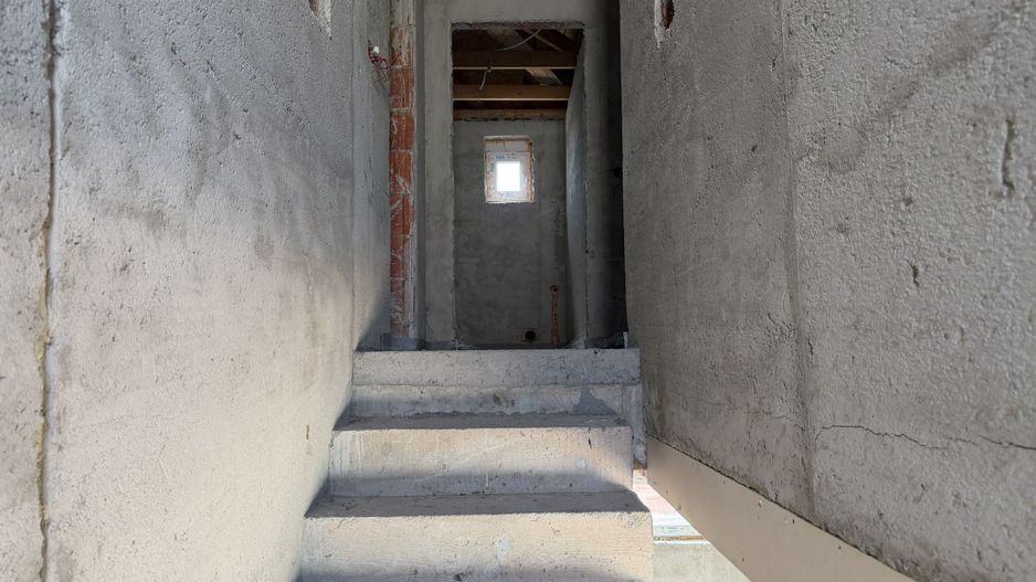 Casa la gri, 4 dormitoare, 3 bai, teren 400 mp - Poză 12