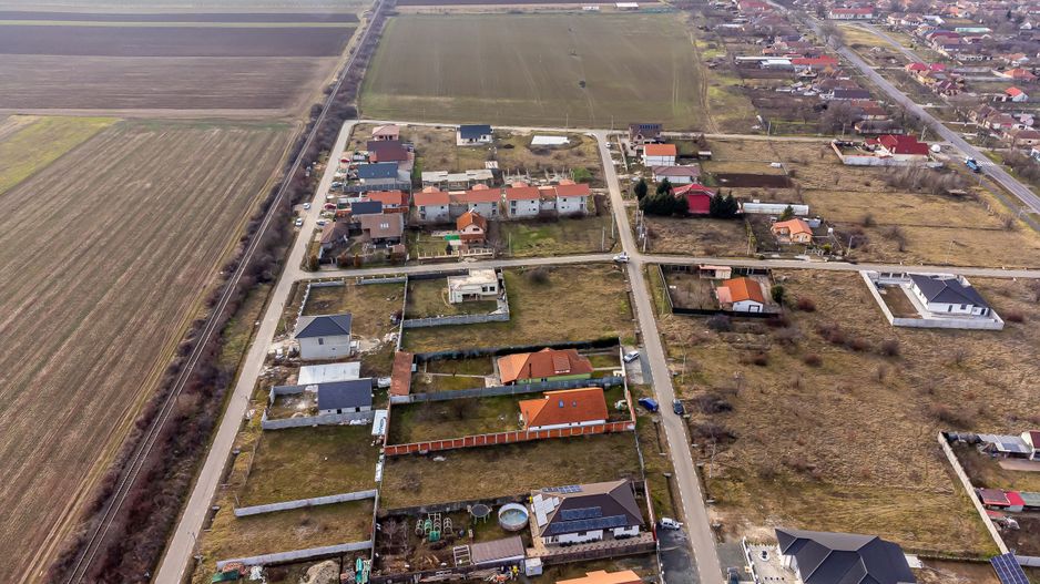 Teren generos, situat pe colt in cartierul nou din Calugareni - Poză 3