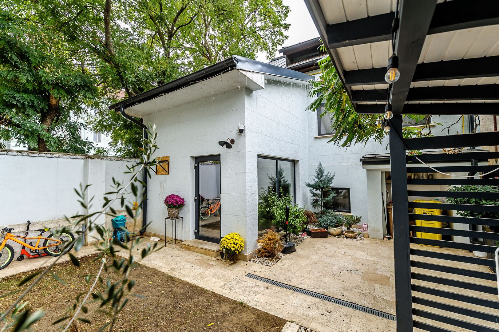 Apartament tip casa, cu gradina proprie, in zona centrala a Aradului - Poză 1