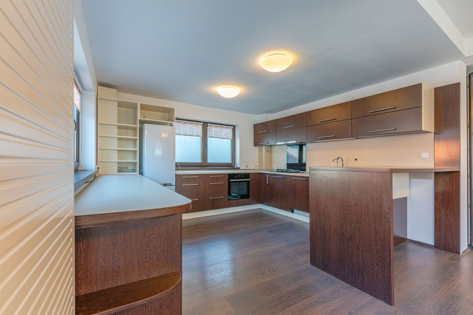 Casă modernă cu garaj și 4 dormitoare, aproape de Piața Sfatului - Poză 3