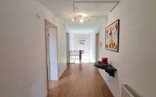 Vila spațioasă și recent renovată în Ghiroda! - Poză 14