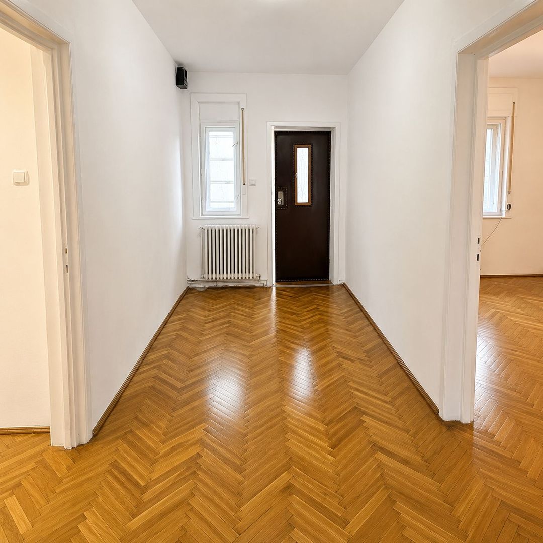 Apartament spațios cu 3 camere, 87 mp utili, 2 garaje, etaj 1 la casă - Poză 1