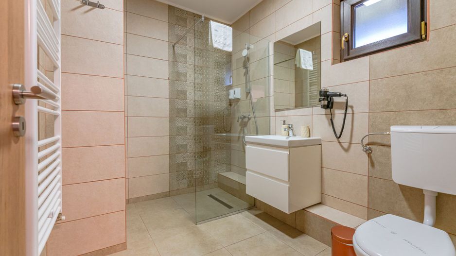 Pensiune Râșnov, 13 camere plus locuință proprietar, zonă Cetate - Poză 37