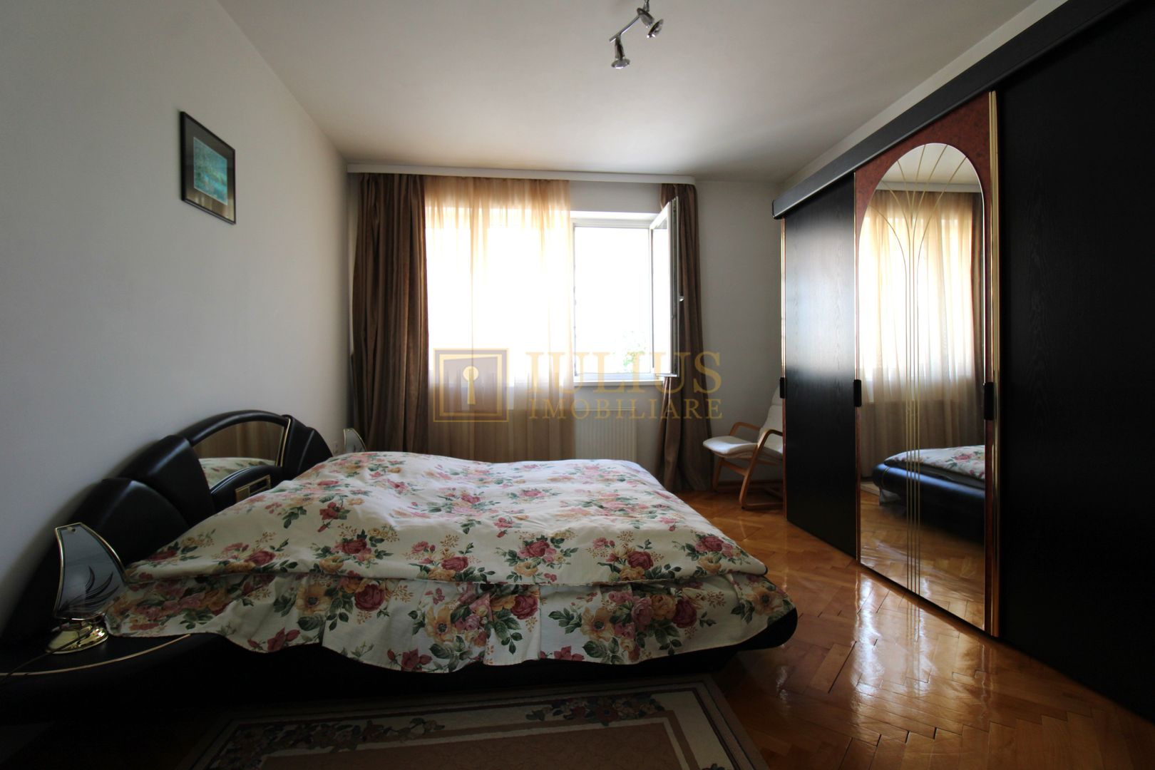 3 dormitoare, 3 bai, living spatios, 2 terase si curte. - Poză 25