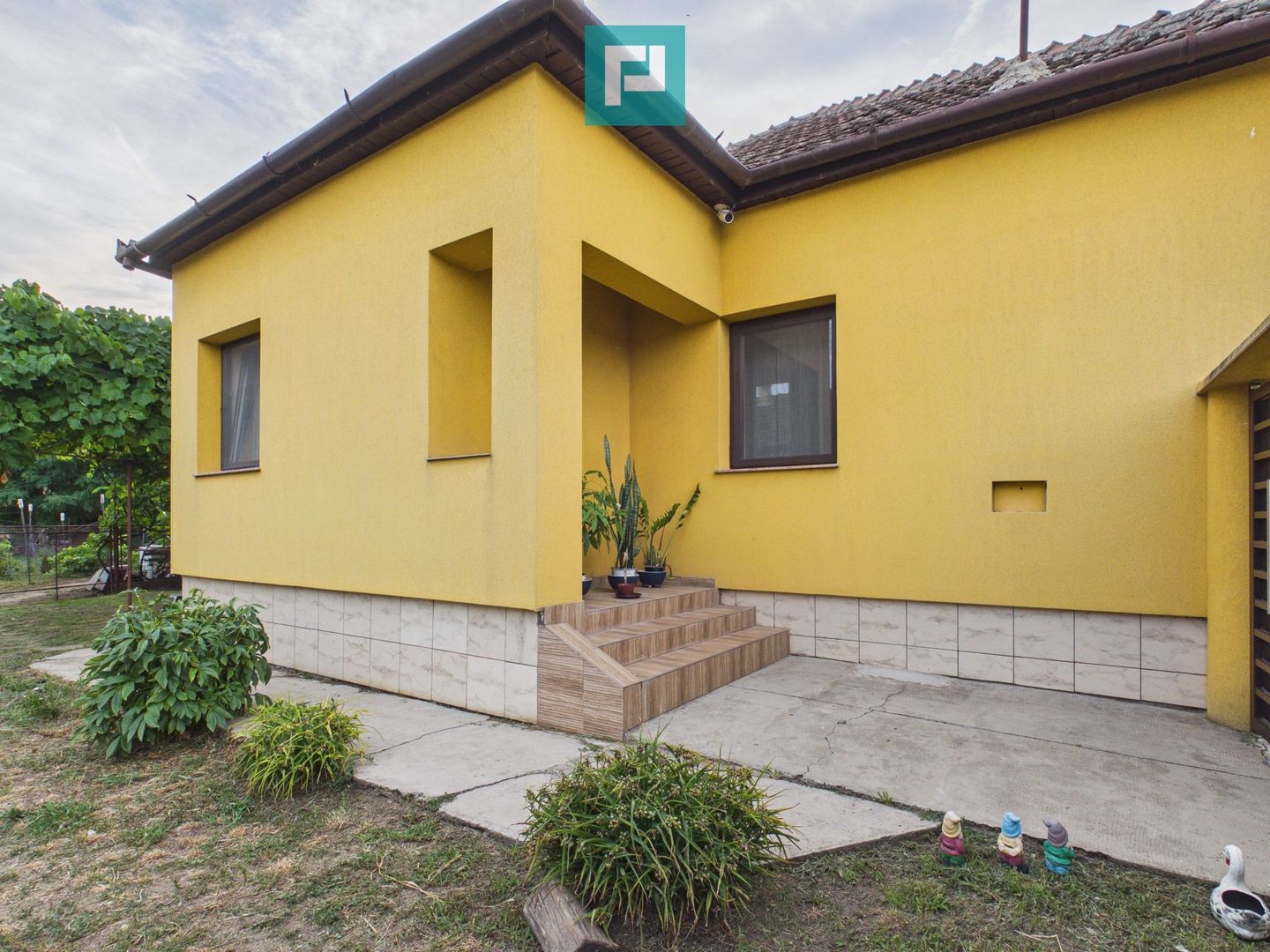 Casă cu 4 camere și teren de 5538 mp în Macea - Poză 2